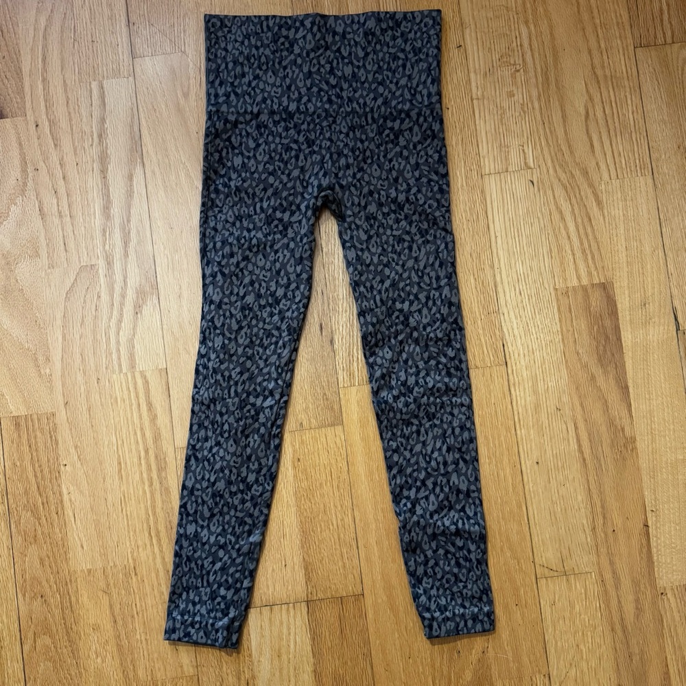 SPANX Leopard Print Leggings Brown Beige XS EUC Athleisure Femme Comfort Yoga
